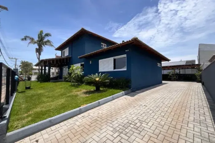 Casa mobiliada 4 suítes 6 banheiros APENAS 250m da praia MELHOR região do Balneário Rincão