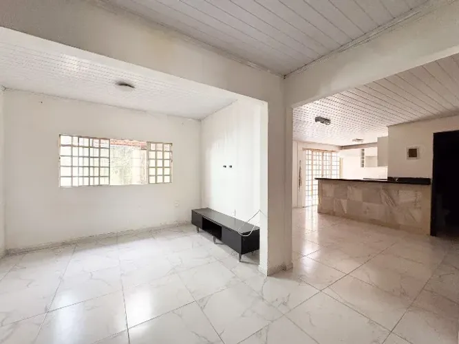 Casa de fundos na Ponte Alta Norte com três quartos e suite