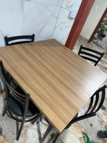 Mesa com 4 cadeiras