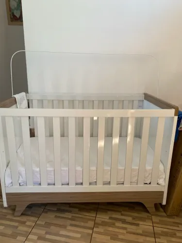 Berço infantil branco com detalhe amadeirado (com COLCHÃO)