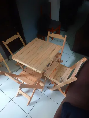 Mesa de madeira com 4 cadeira dobrável retirada e. Santa Rita zap *