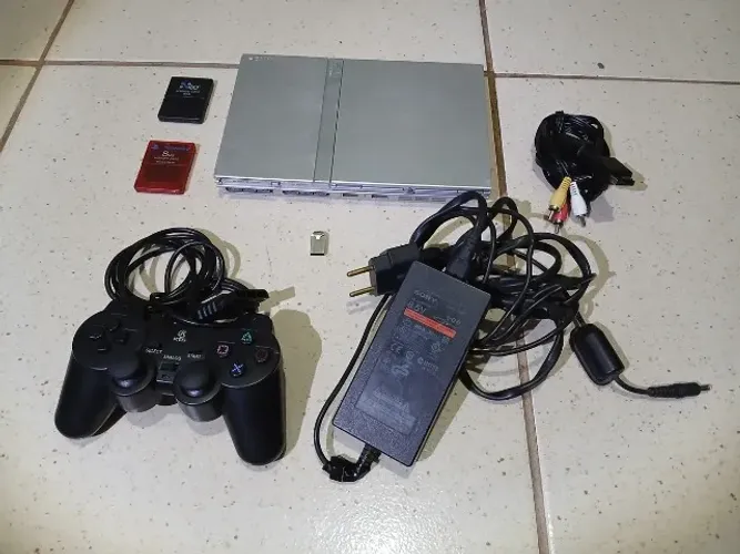 PlayStation 2 Slim Prata + (Pen Drive 64GB com Jogos) + Controle
