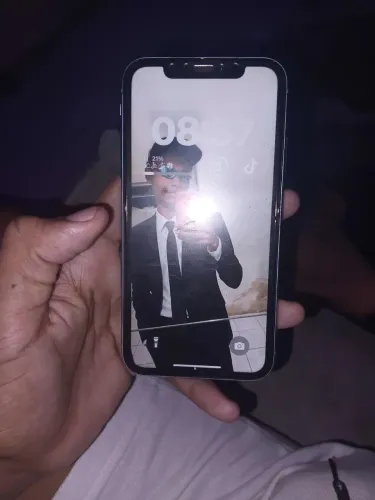 iPhone XR pra vende só tá com um problema na câmera traseira mai pega ainda bateria tá em