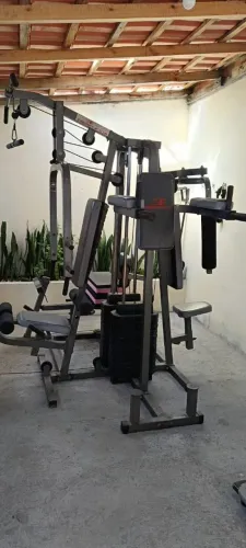 Aparelho de musculação e academia