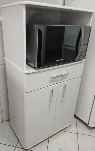 Vendo armário pra micro-ondas com 1 gaveta e 2 portas com prateleira em bom estado.