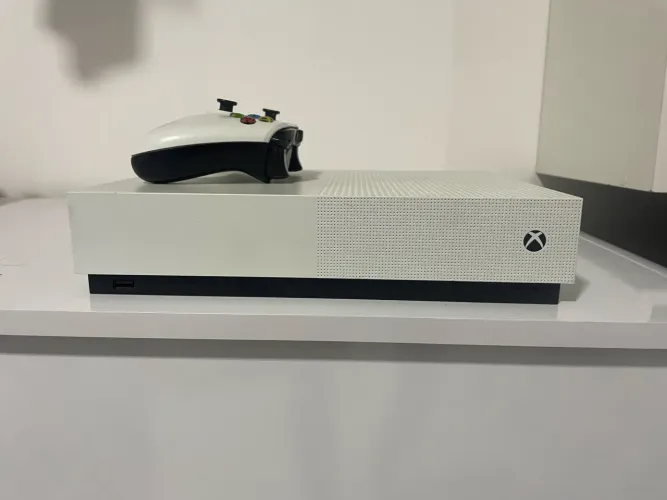 XBOX ONE S 1TB C/1 CONTROLE