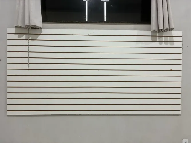 Painel canaletado com ganchos