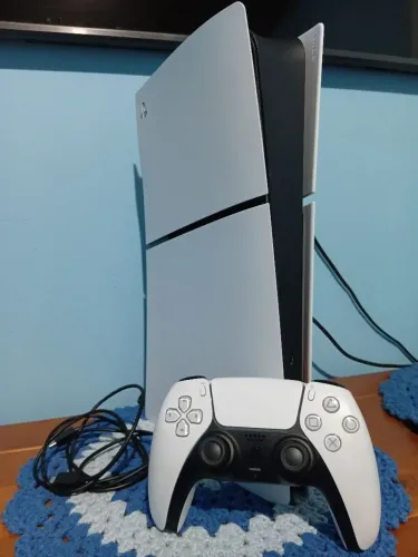 Console PS5 Slim Mídia Digital 825gb (Tem 5 meses de uso)