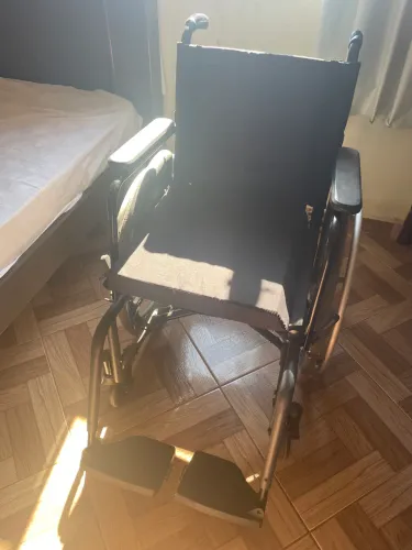 Cadeira de rodas semi nova e bota ortopédica