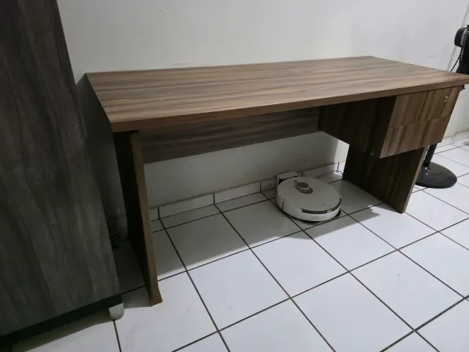 Escrivaninha de Escritório Amadeirada com 2 Gavetas (Possui Detalhes de Uso)