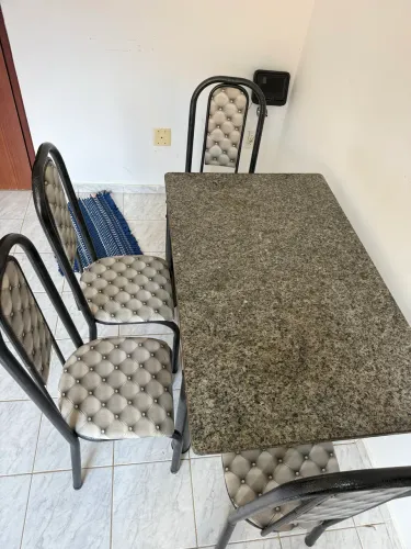 Vendo Mesa com 4 cadeira poucos dias de uso