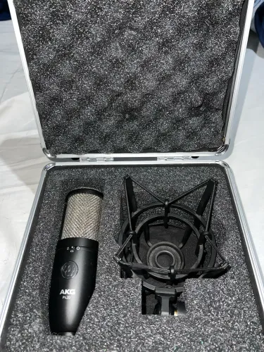 AKG P420 - Microfone Condensador