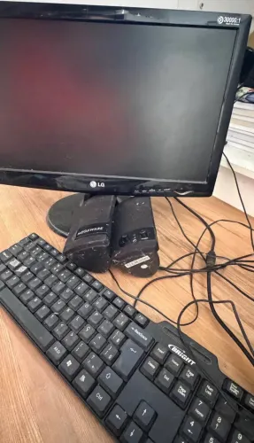 Monitor + caixa de som + teclado