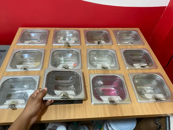 Balcão expositor com 12 cubas de inox e tampas. Ótimo estado! ? 