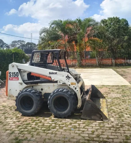 Minicarregadeira Bobcat S150 ano 2012 com 6.500 horas, à alavanca, em SP