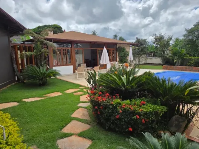 EXCELENTE CASA 04 QUARTOS 08 BANHEIROS 600 M² ÚTIL TERRENO 1.176 M²