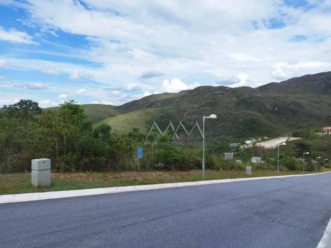 Lote à Venda no Condomínio Quintas do Morro com 3.300m²