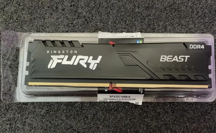 Memória RAM 8GB Kingston FURY Beast DDR4 3200MHz CL16 - Excelente Estado