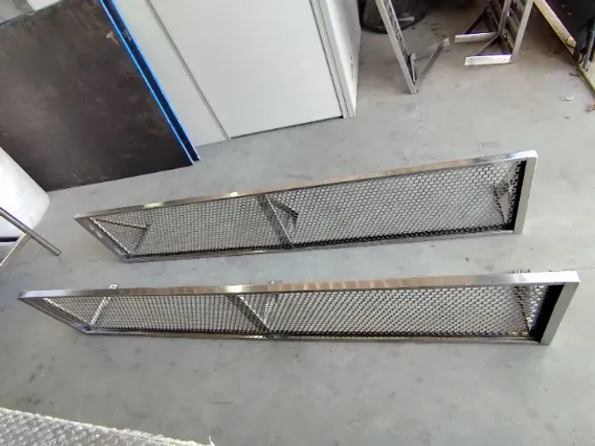 Prateleira suspensa gradeada em inox para apoio operacional, 1,90 m