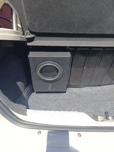 Caixa de grave slim com amplificador