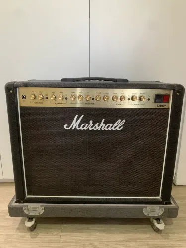 Amplificador Valvulado Marshall DSL40 com case e footswitch