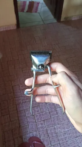 máquina manual de cortar cabelo, daquelas de apertar na mão