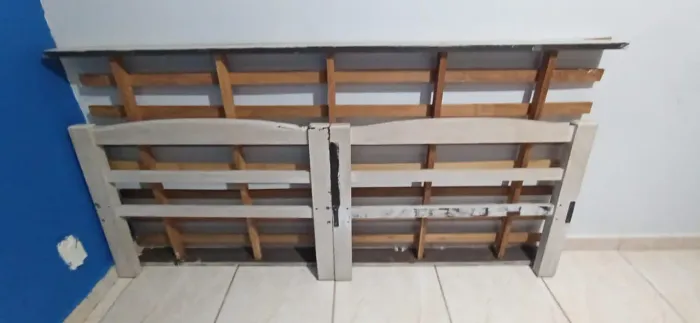 Vende-se uma parte da cama de solteiro beliche