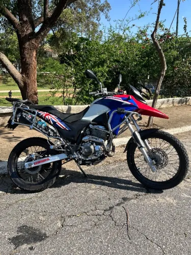 Honda XRE 300. Ano de fabricação 2015. Valor: R$ 15.899,00