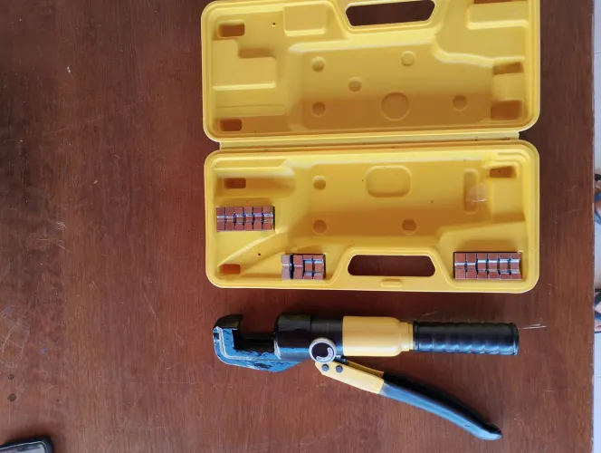 Alicate hidráulico de prensar terminal elétricos.