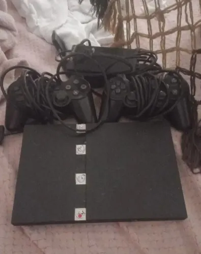 Ps2 completo, 2 controles, adaptador para melhorar a qualidade de imagem dos jogos
