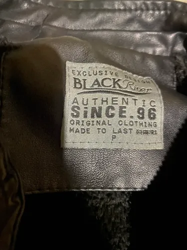 Vendo ou troco jaqueta de couro NOVA