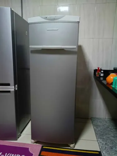 Freezer vertical gelo seco super conservado todas prateleiras de vidro e várias gavetas.