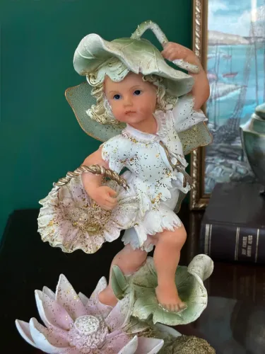 Estatueta pequena de resina da Fantasia Collection, representando fadinha.