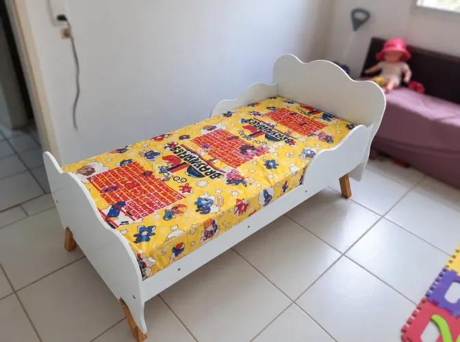 Cama infantil branquinha nova