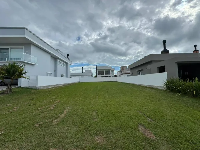 Terreno à venda no Alphaville, Laranjal - com área total de 434 m², sendo uma frente de 14