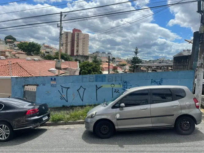 Casa térrea necessita de reforma, terreno bom para construção e uma ótima localização.