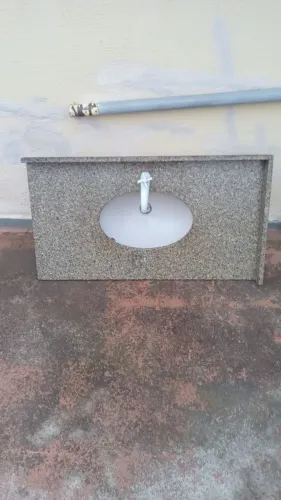 Pia de granito com torneira 103cm por 57cm