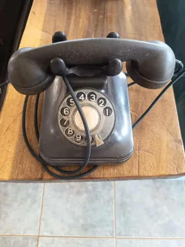 Telefone antigo de disco preto vintage - peça decorativa