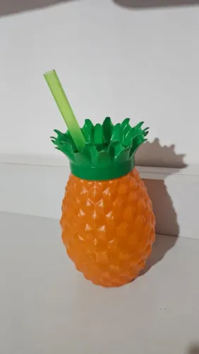Copo de abacaxi com canudo
