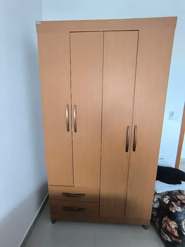 Guarda Roupas pequeno. Excelente estado.