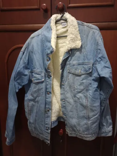 Jaqueta jeans com fundo lã de carneiro, praticamente nova