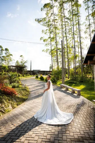 Vestido de Noiva Minimalista Luxo com Capa Longa - Estilo Moderno