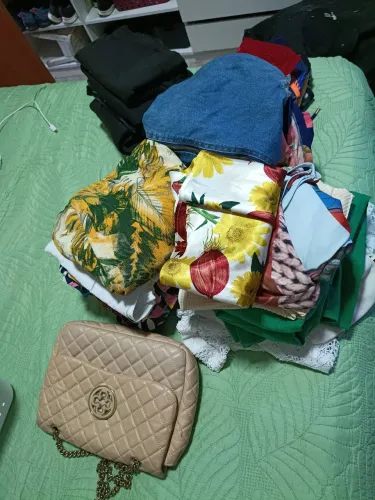 Roupas usadas sapato entra em contato que eu mando tudo pelo WhatsApp