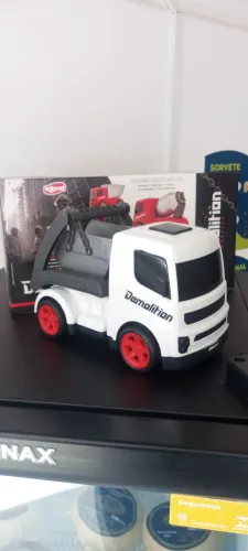 Caminhão Demolition com caçamba