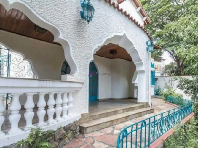 Casa à venda no Pacaembu com 330m², 4 dormitórios, 1 suíte e 3 vagas de garagem