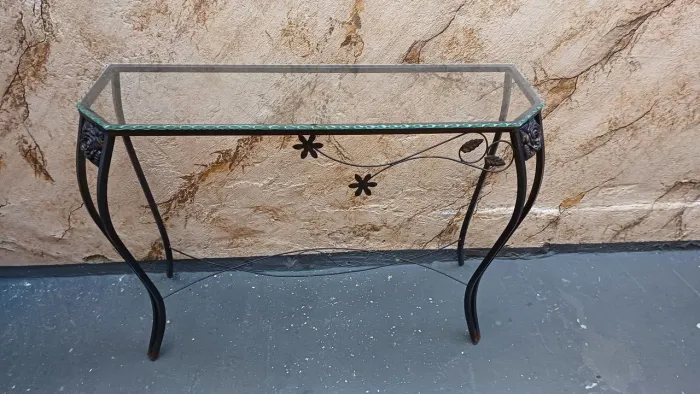 Mesa aparador de ferro com tampo de vidro. Medidas: 1,00 m × 0,30 cm