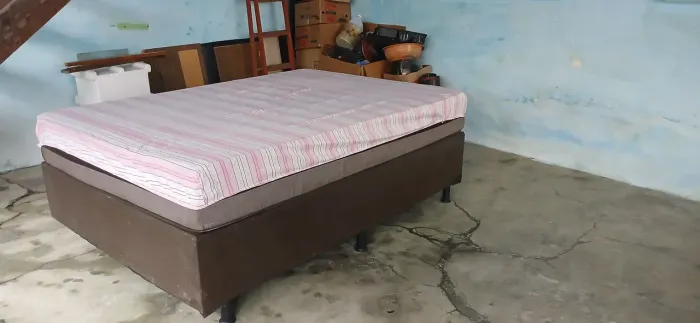 Cama de Casal Box queem size completa com Colchão de Espumas, seminovo R$450,/ 99913.4585
