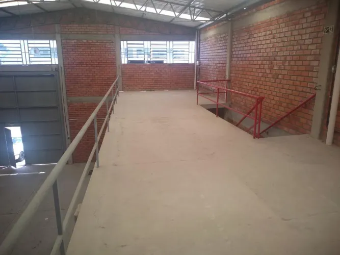 Pavilhão com mezanino, escritório e 4 banheiros, Bairro São João.