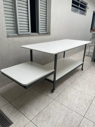 Mesa para Expedição. Comprimento Total 2,55 x Largura 0,91 x Altura 0,91 (m).