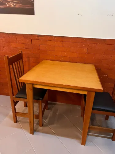 Mesa de madeira 80x80 cor mel com 2 cadeiras